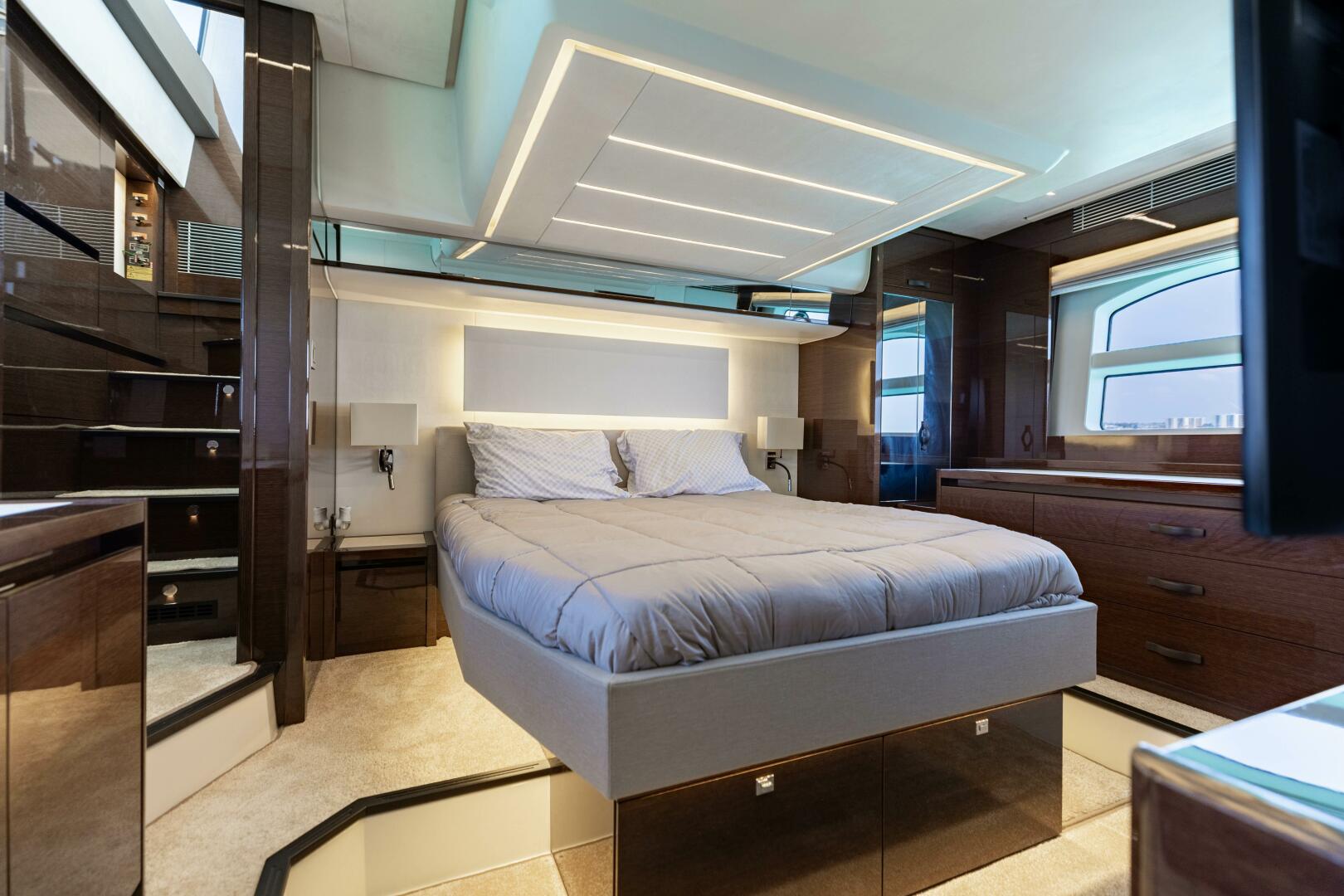 2019 Prestige 590 Fly 'New Heart' - Master Stateroom 