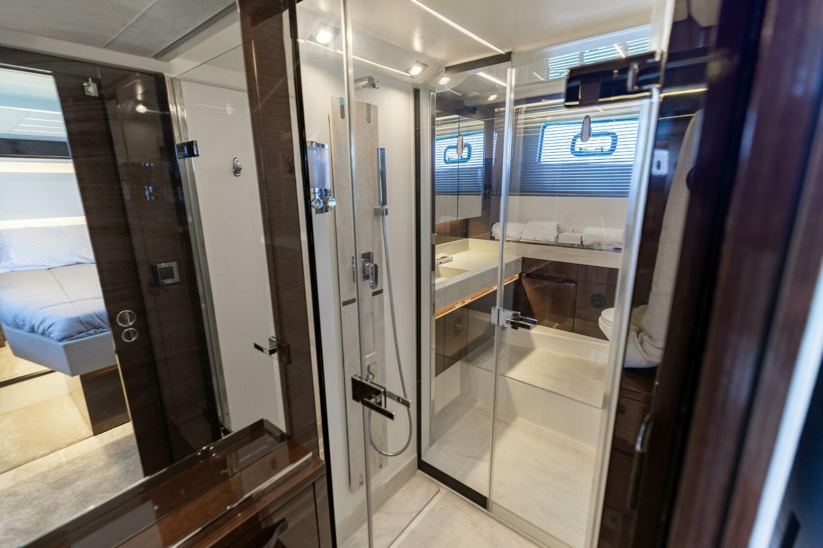 2019 Prestige 590 Fly 'New Heart' - Master Head 