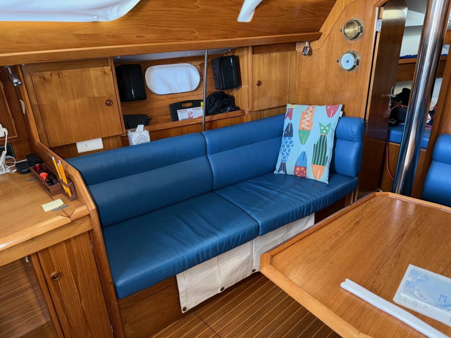salon port side