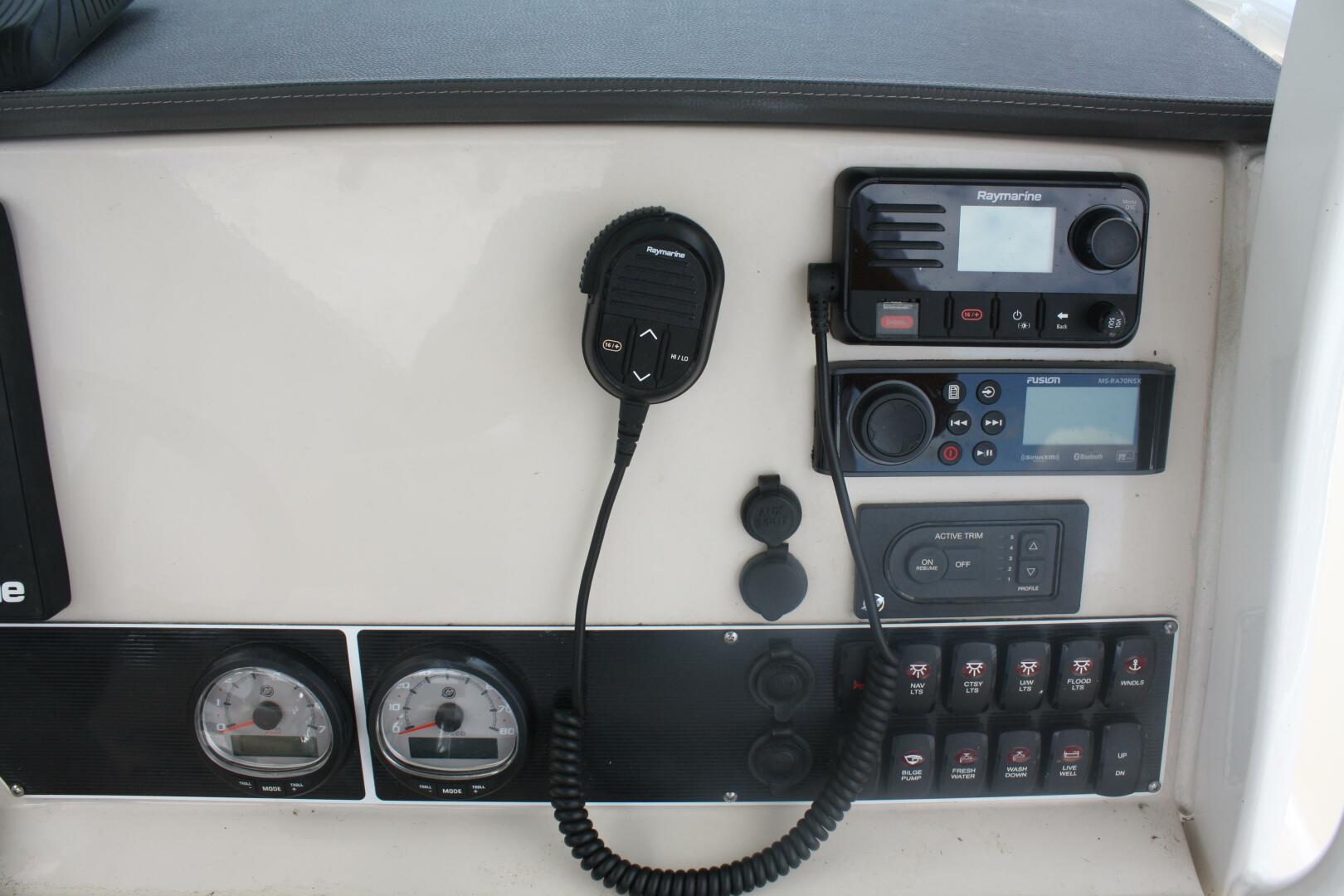 27ft Boston Whaler Yacht For Sale