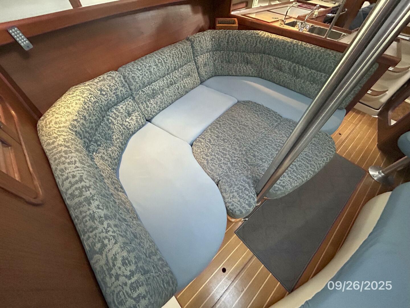 37' Hunter salon starboard berth2