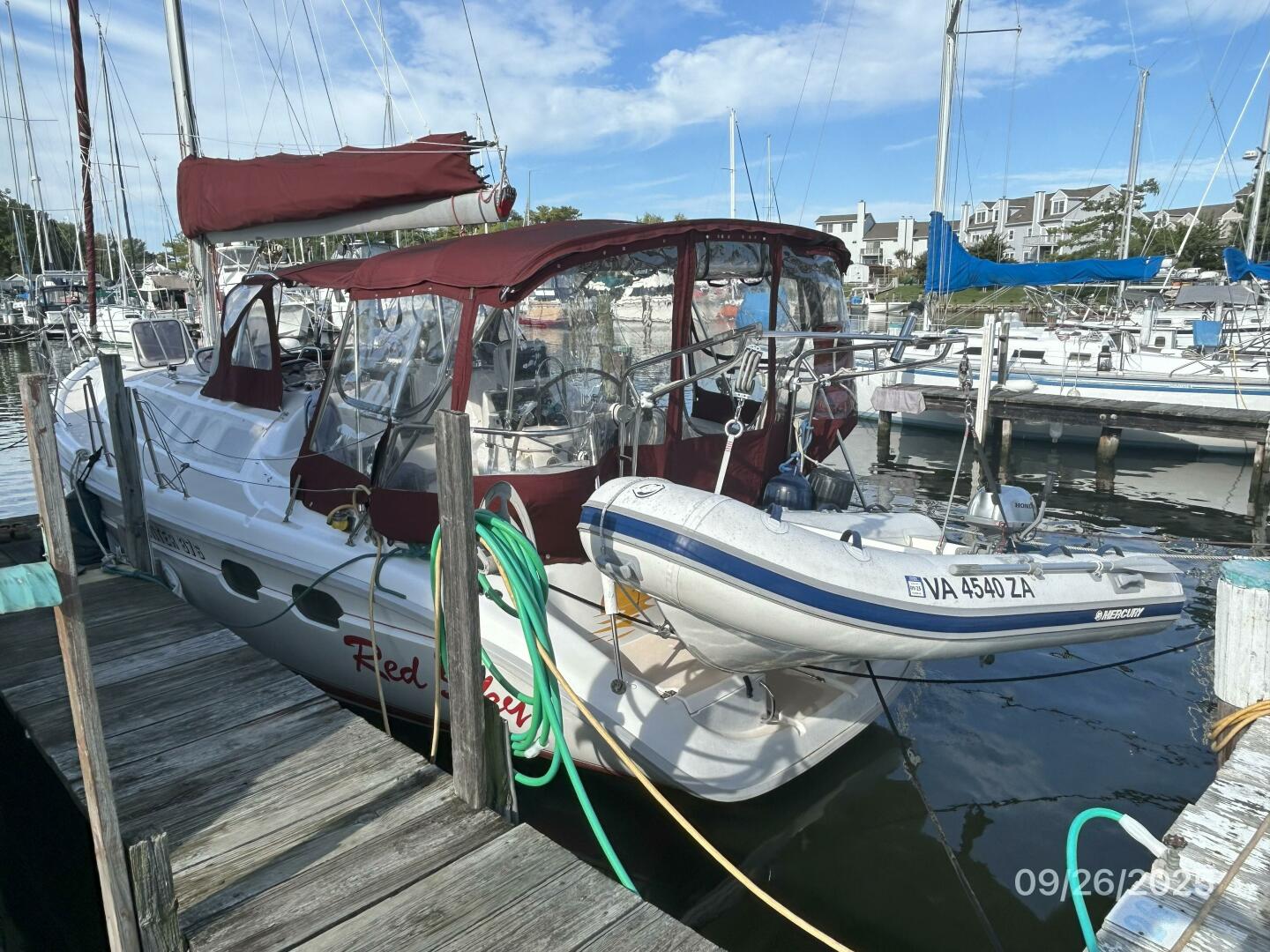 37' Hunter port aft profile