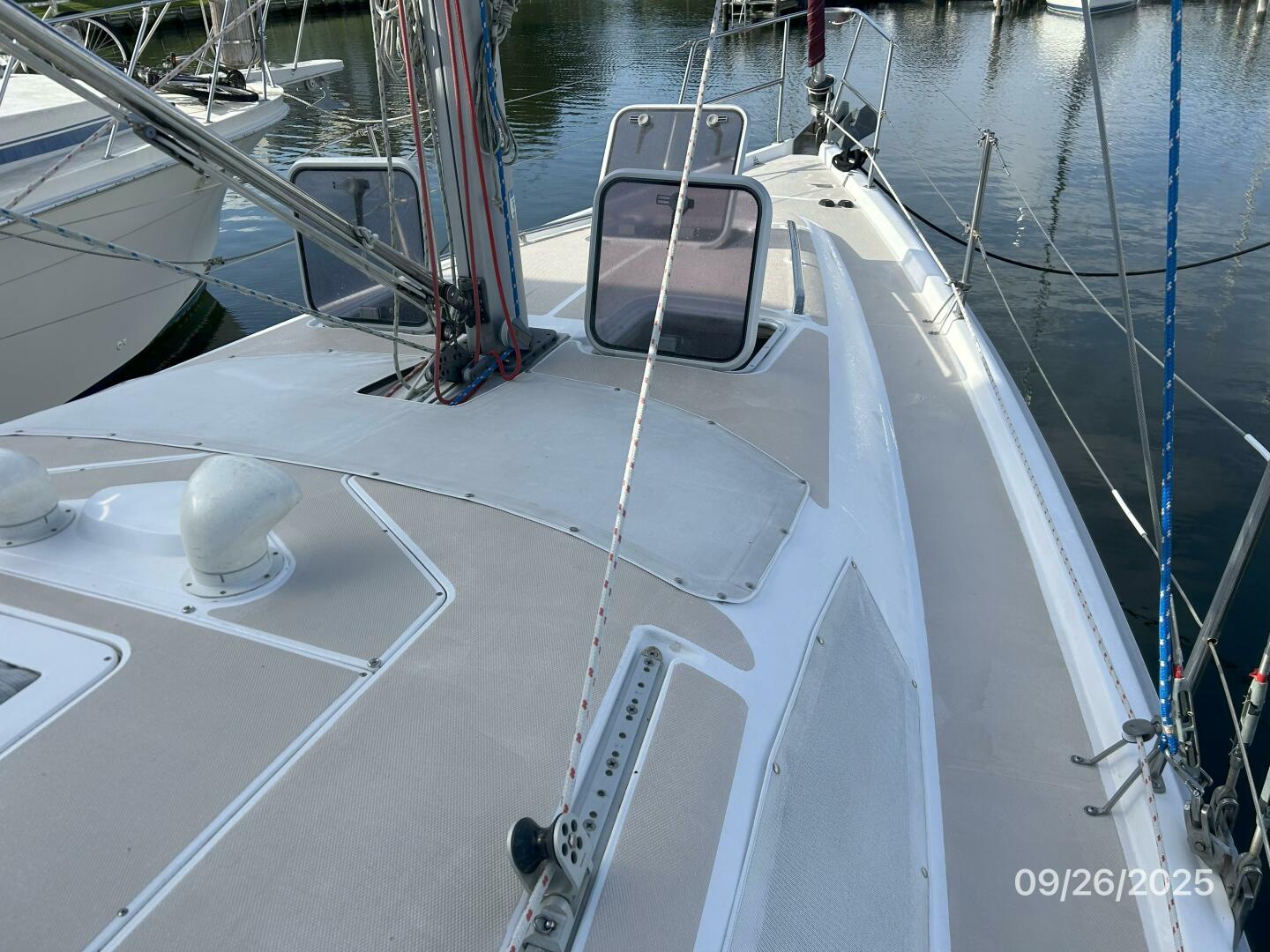 37' Hunter foredeck1