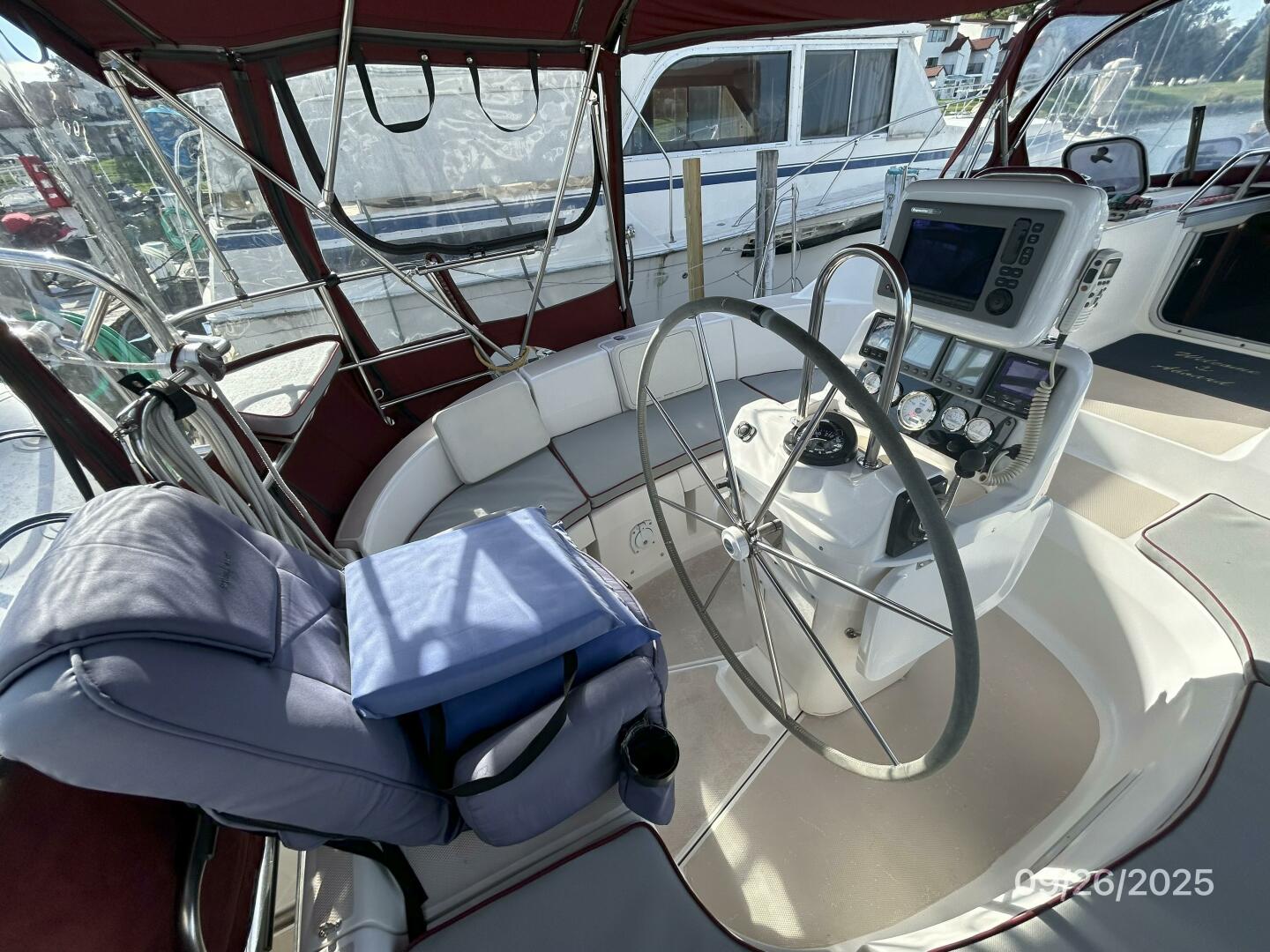 37' Hunter cockpit helm1
