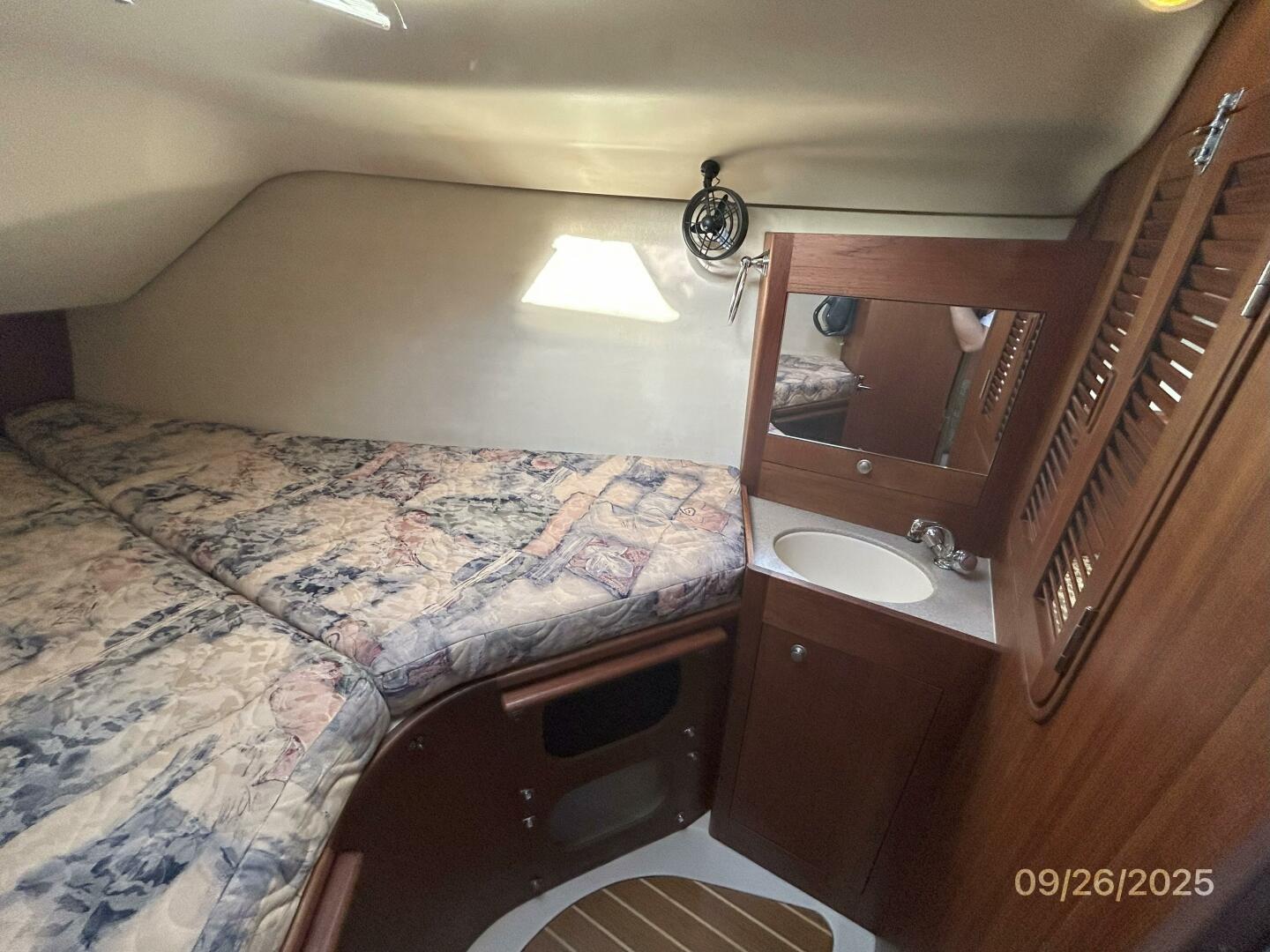 37' Hunter guest stateroom starboard