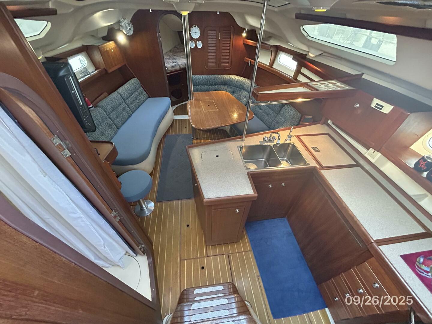 37' Hunter salon forward