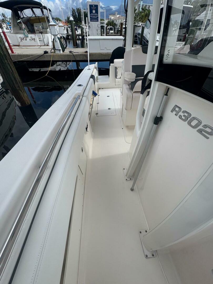 30ft Robalo Yacht For Sale