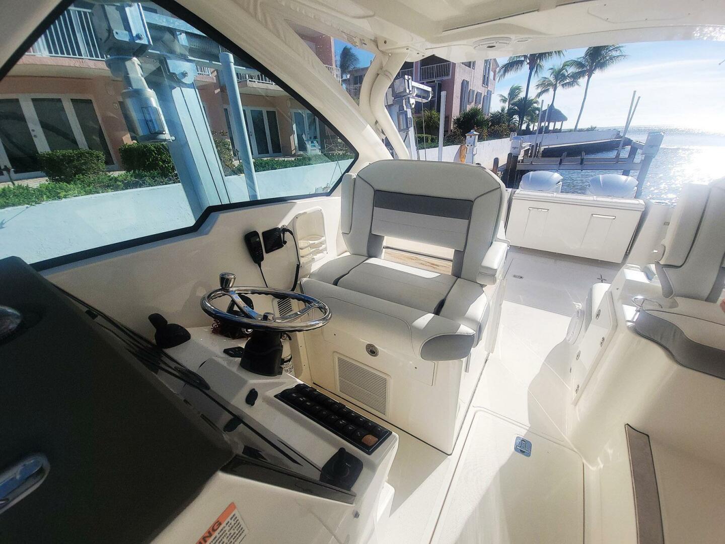 32ft Pursuit Yacht For Sale
