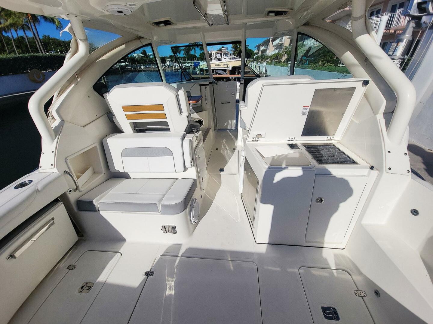 32ft Pursuit Yacht For Sale