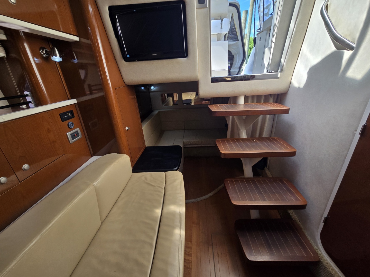 2010 Sea Ray 330 Sundancer