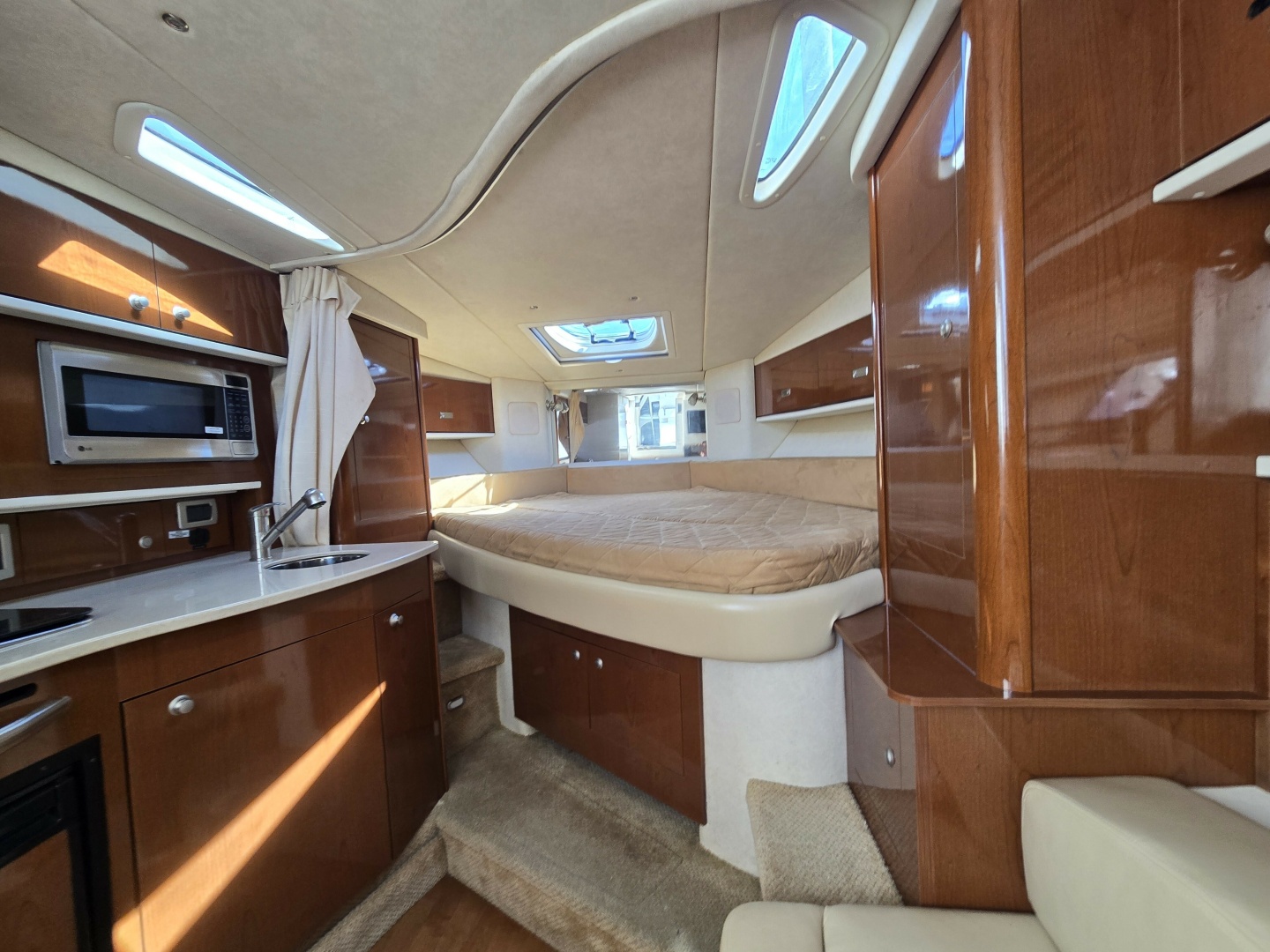 2010 Sea Ray 330 Sundancer