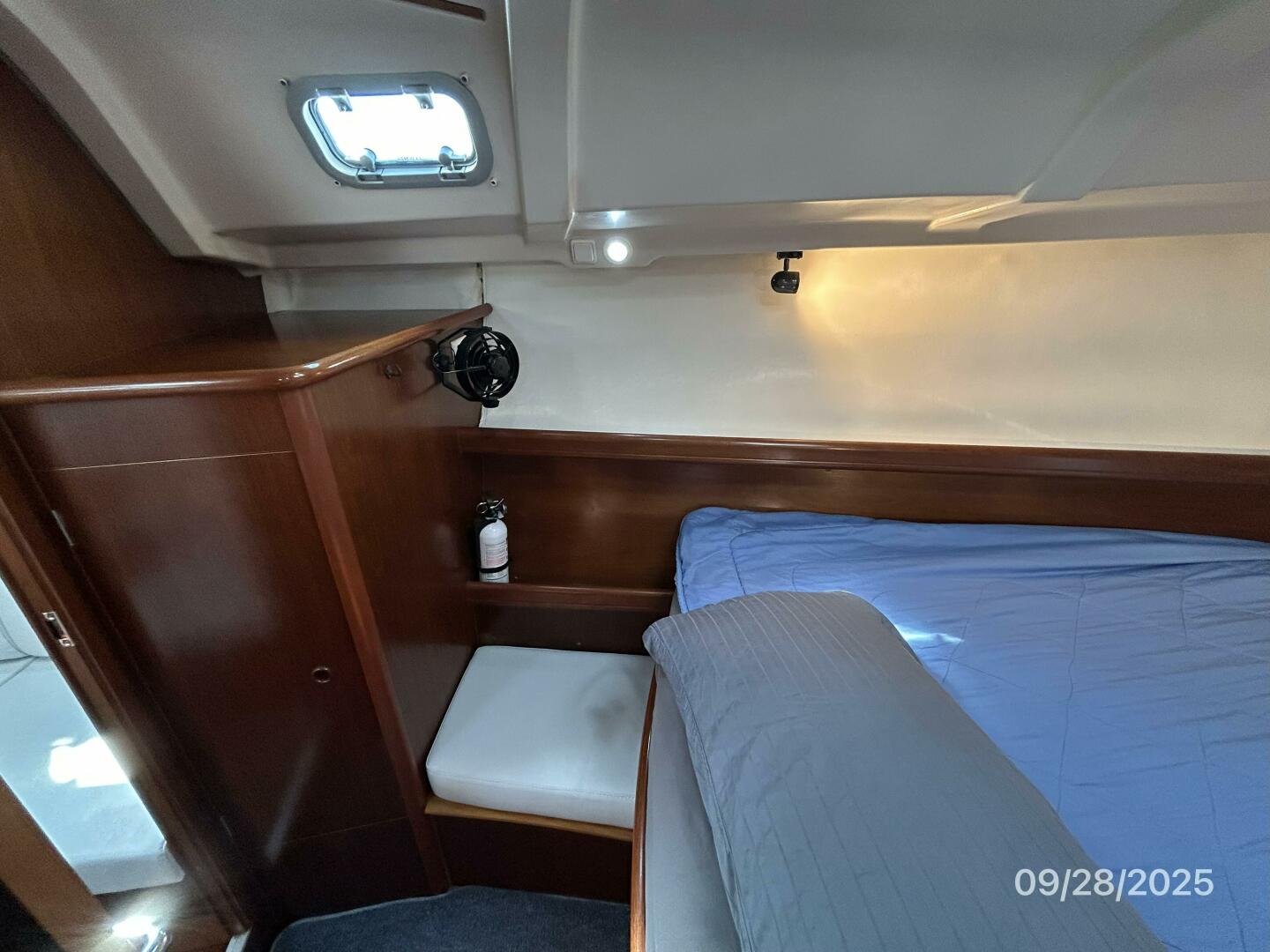 38' Beneteau forward stateroom port
