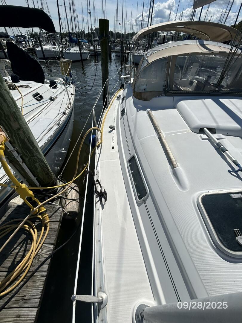 38' Beneteau starboard side deck2