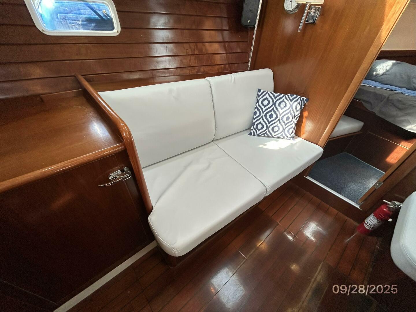 38' Beneteau salon port seating1