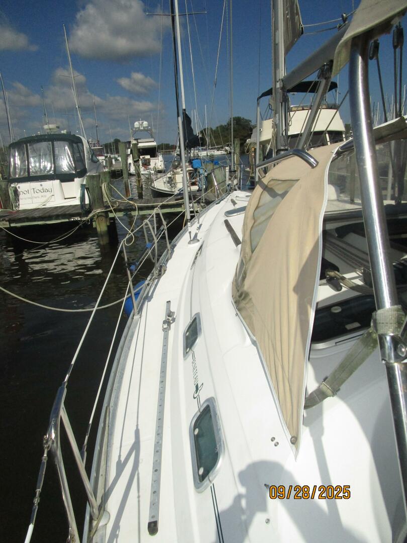 38' Beneteau port side deck1