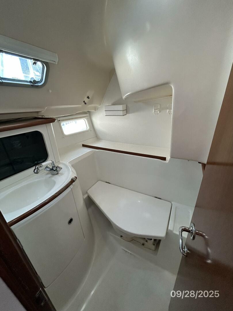 38' Beneteau head2
