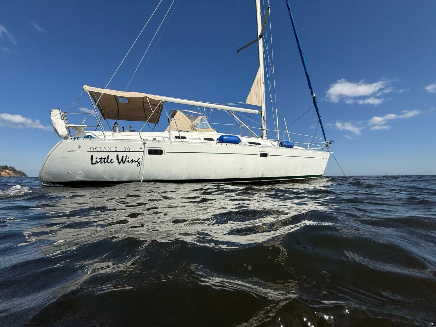 38' Beneteau starboard profile