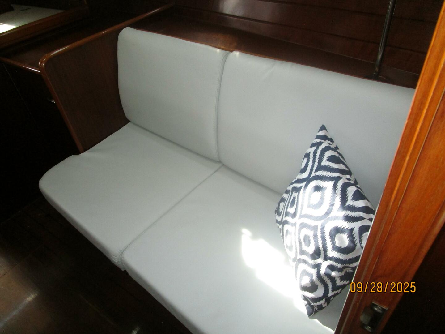 38' Beneteau salon port seating2