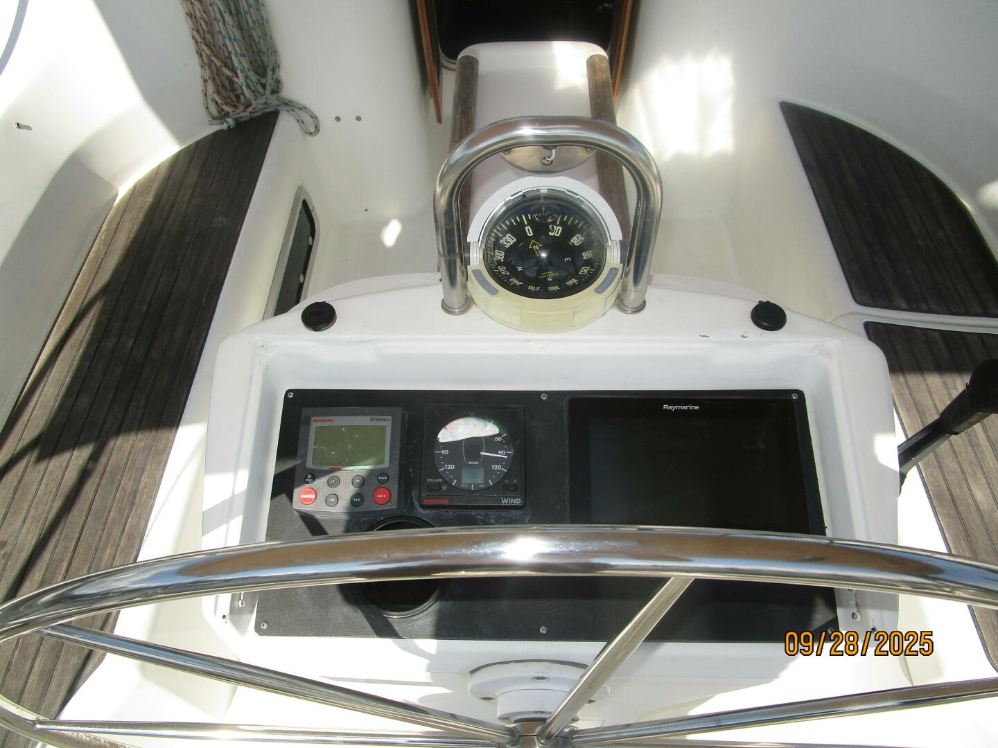 38' Beneteau cockpit helm2