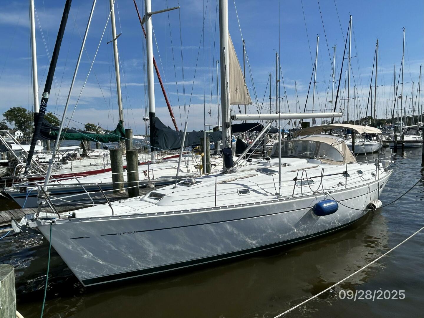 38' Beneteau port forward profile
