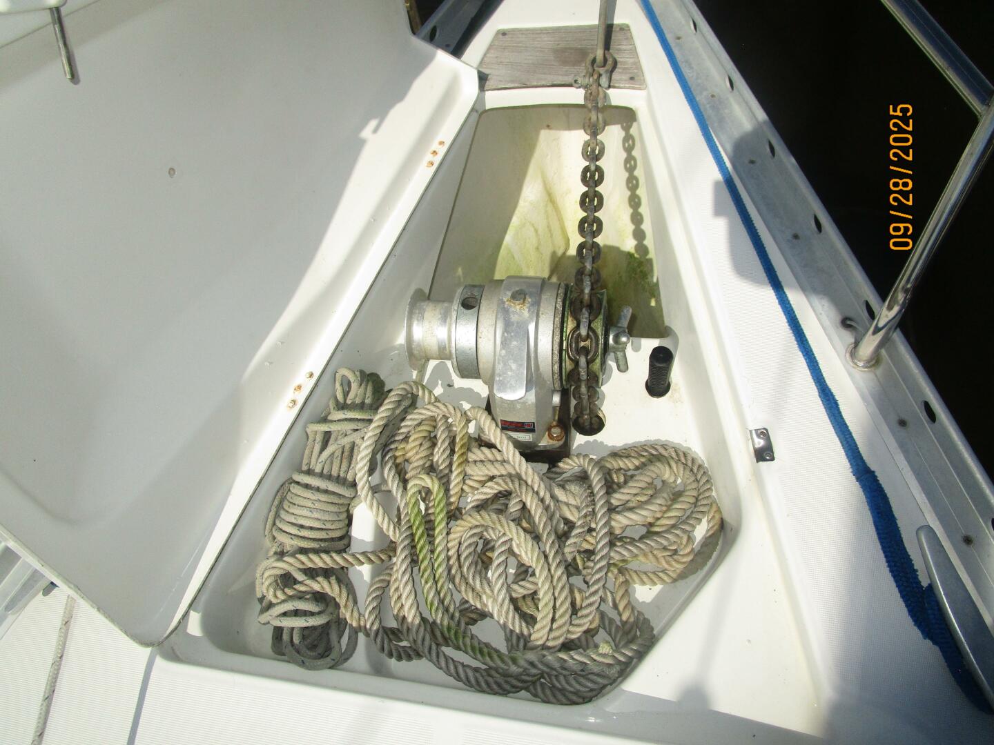 38' Beneteau anchor windlass1
