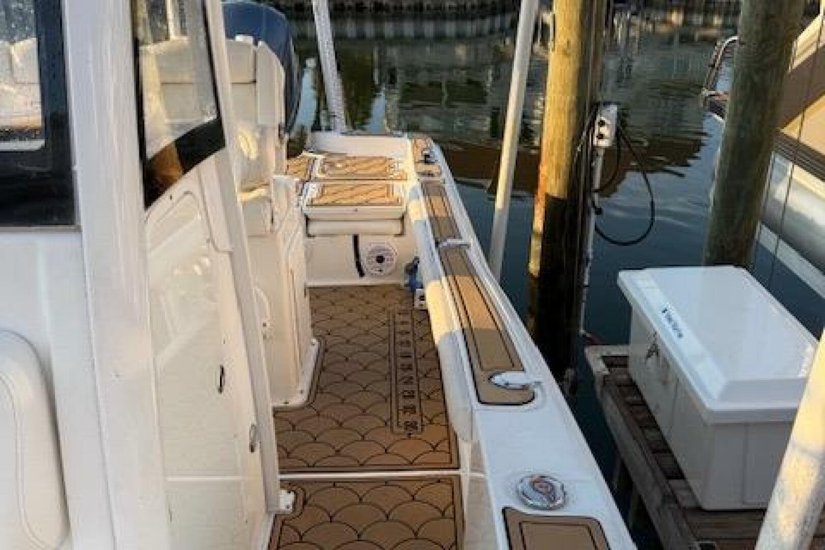 2018 Sea Hunt BX 25 FS boat docked, featuring a clean deck a