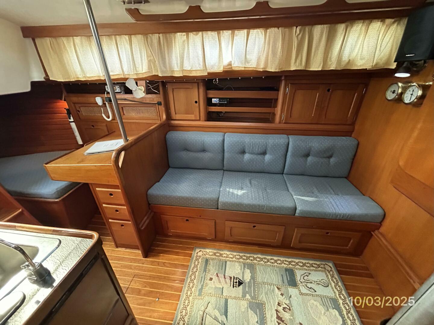35' Bristol salon port