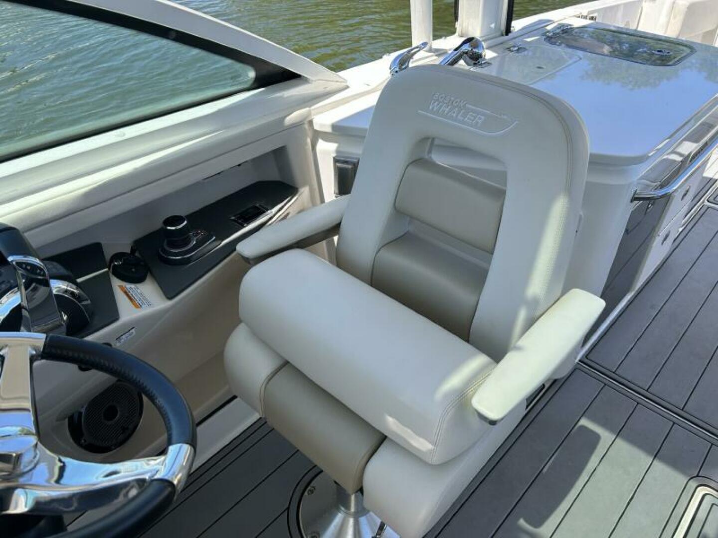 32ft Boston Whaler Yacht For Sale