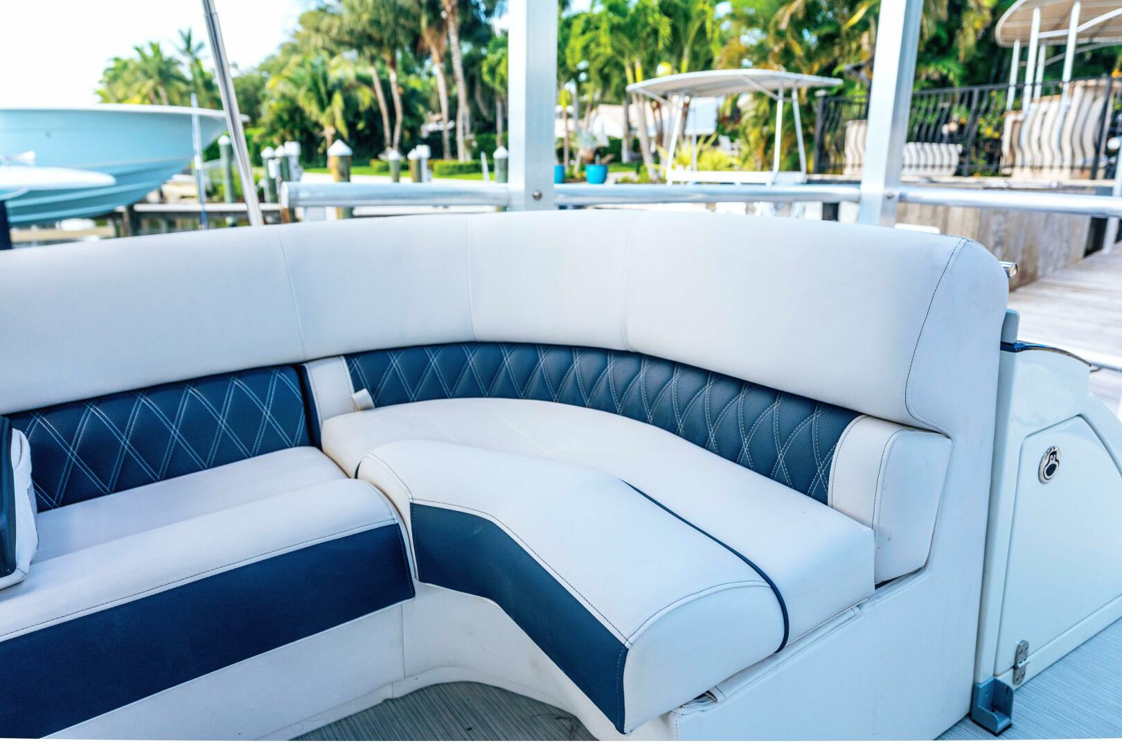 HOLD ON 30ft Bennington Yacht For Sale
