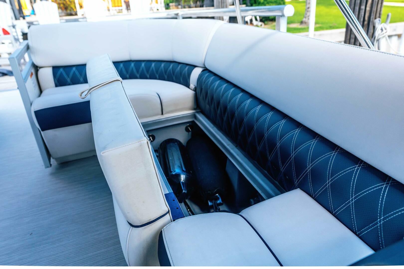 HOLD ON 30ft Bennington Yacht For Sale