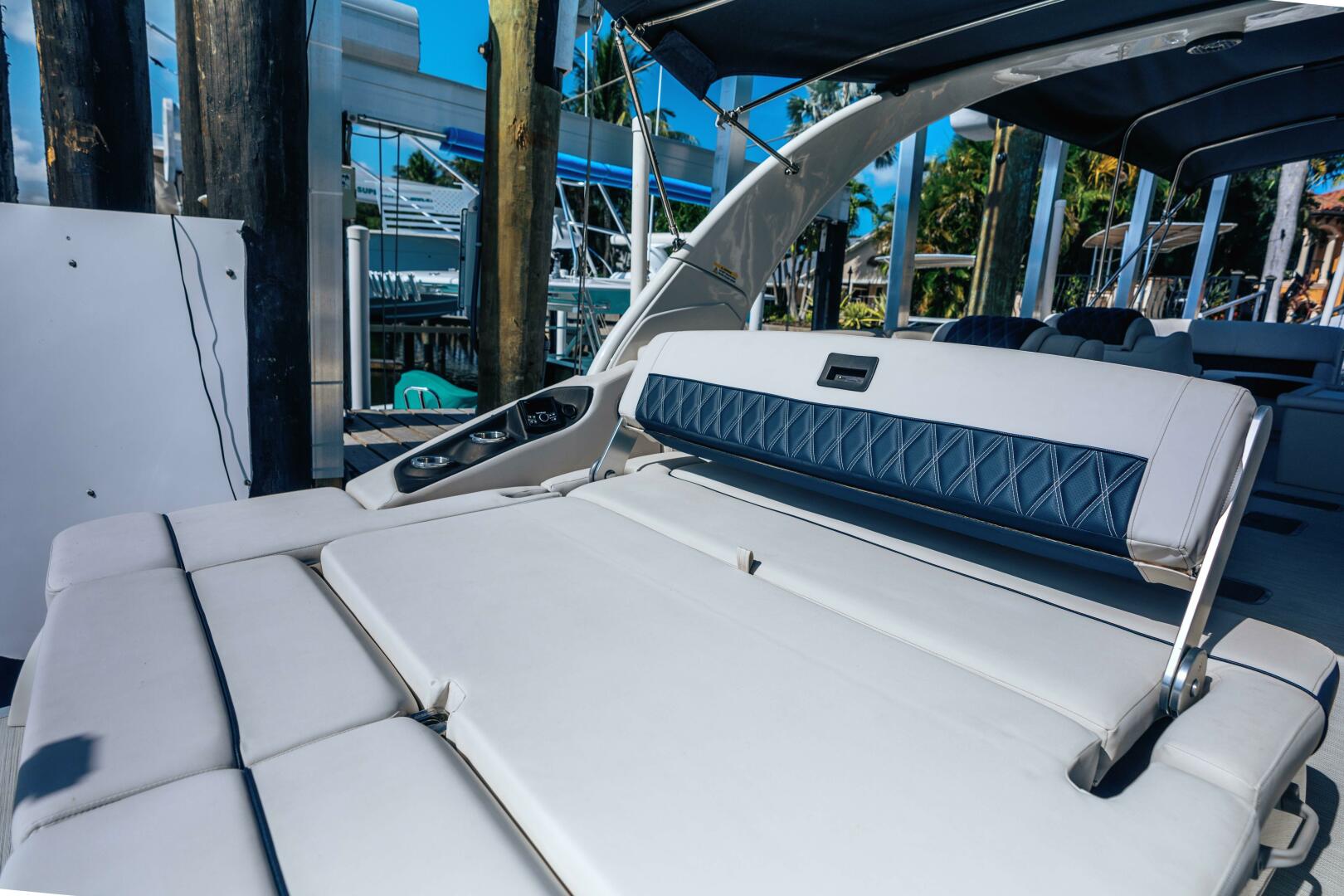 HOLD ON 30ft Bennington Yacht For Sale