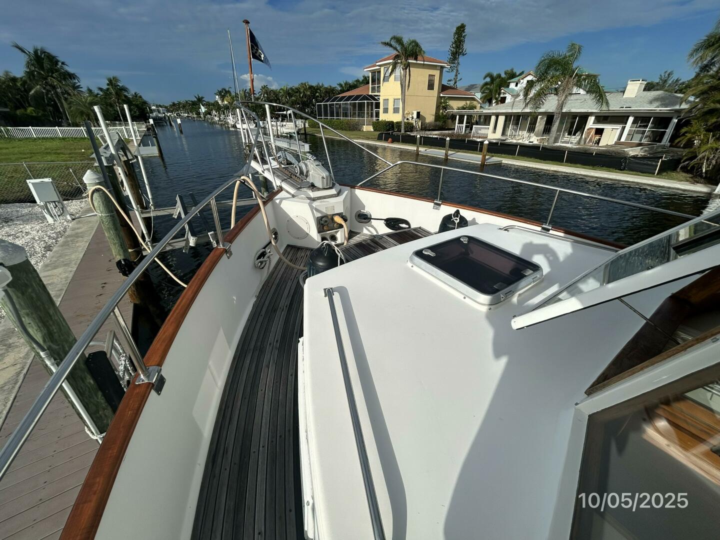 42' Grand Banks foredeck1