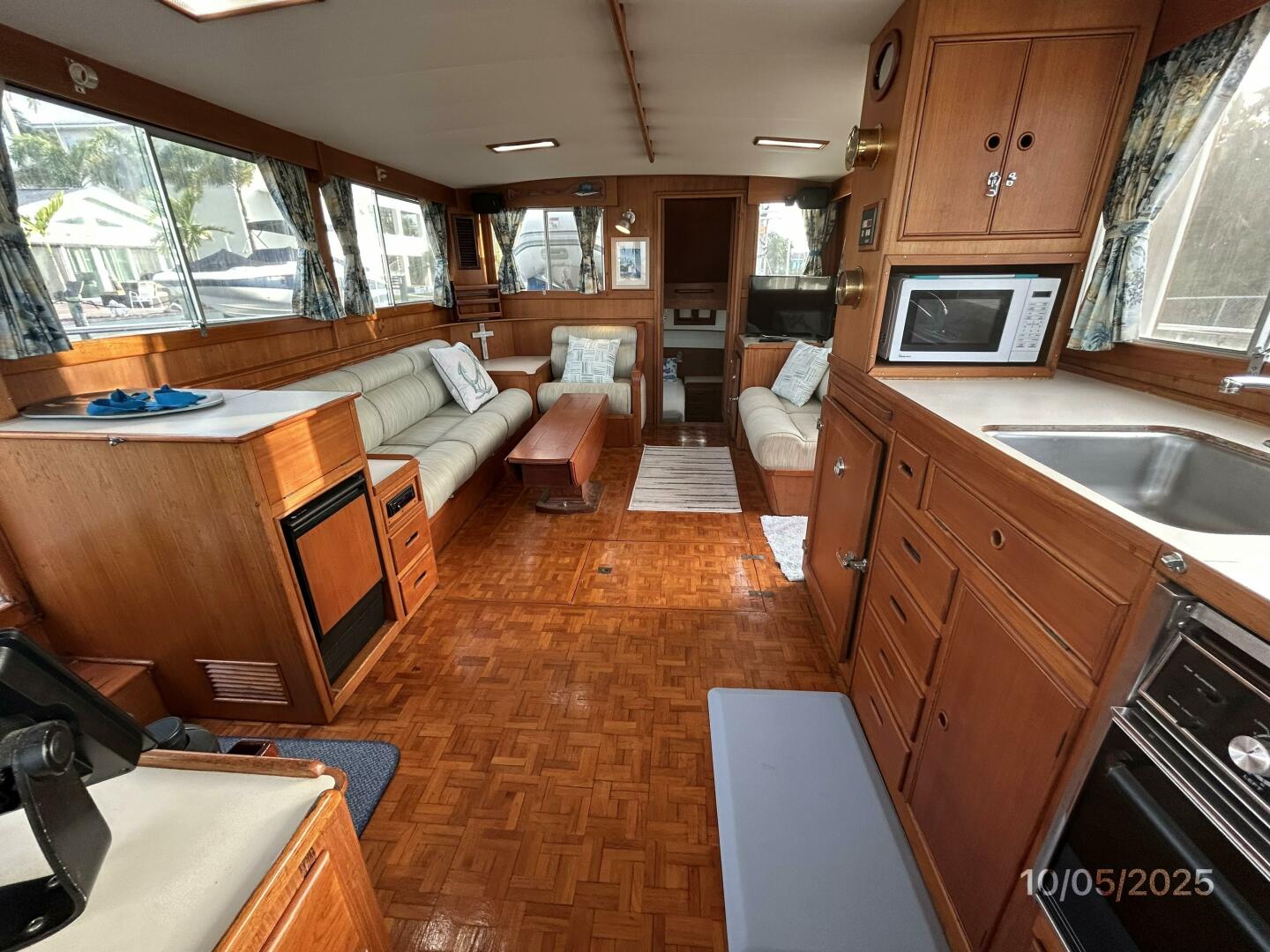 42' Grand Banks salon aft