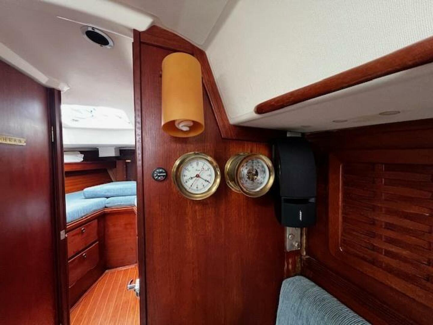 Salon starboard 