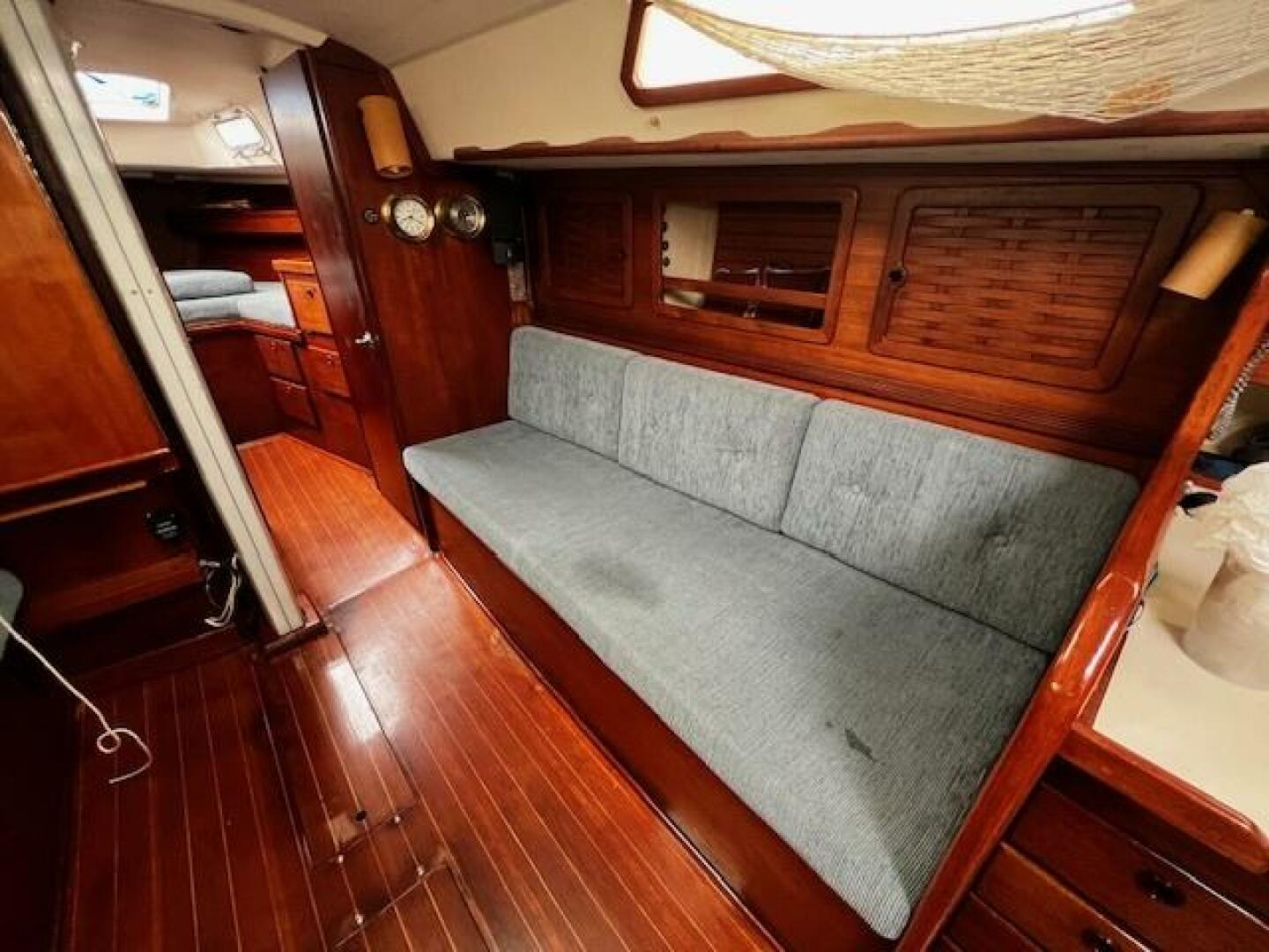 Salon starboard 