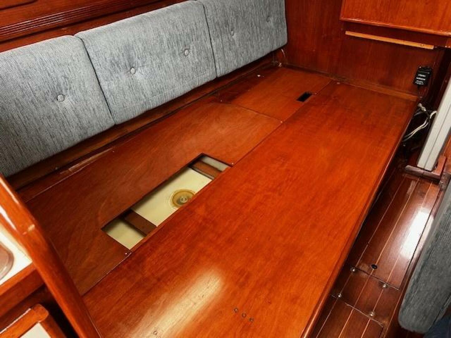 Salon Port side