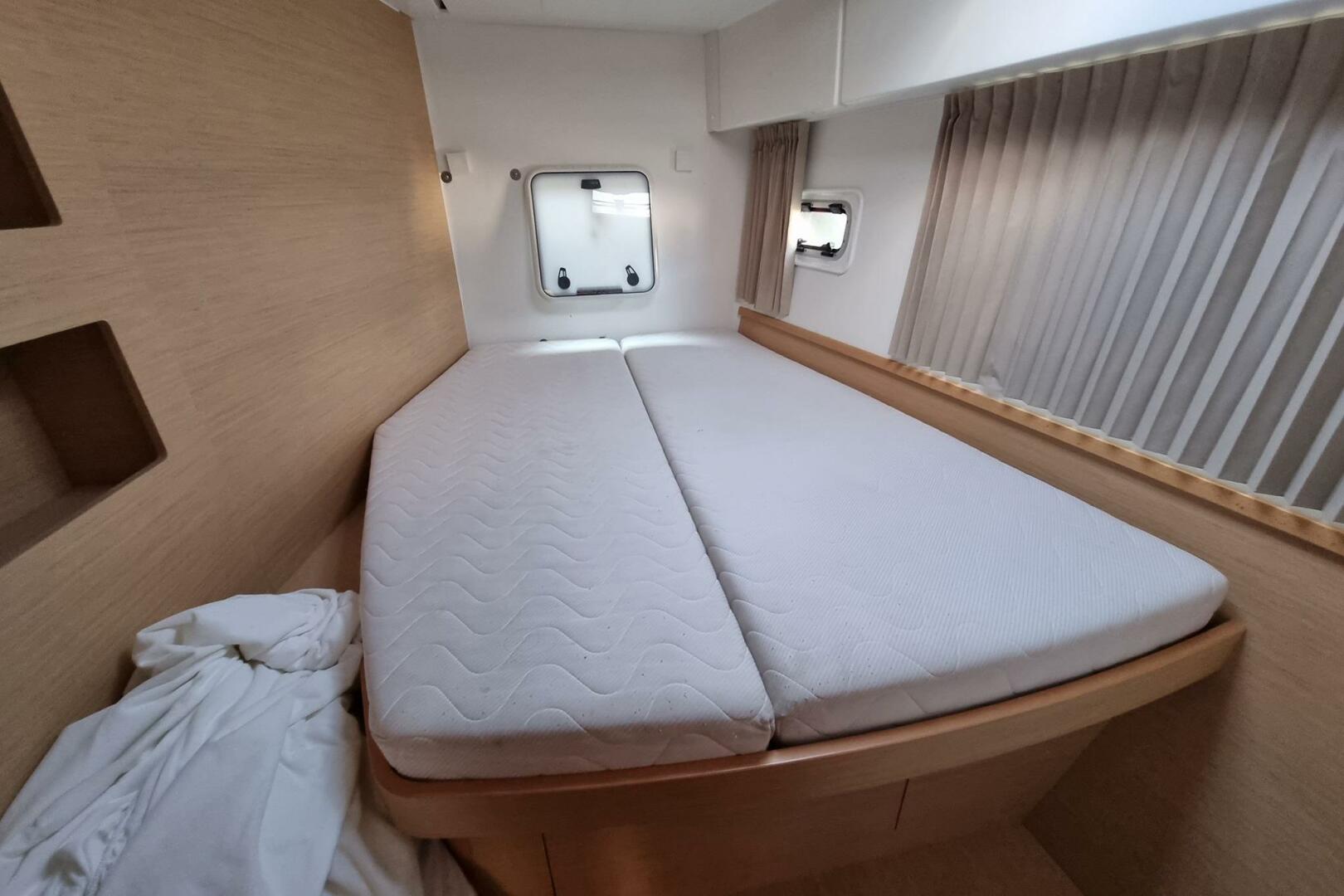 42ft Lagoon Yacht For Sale
