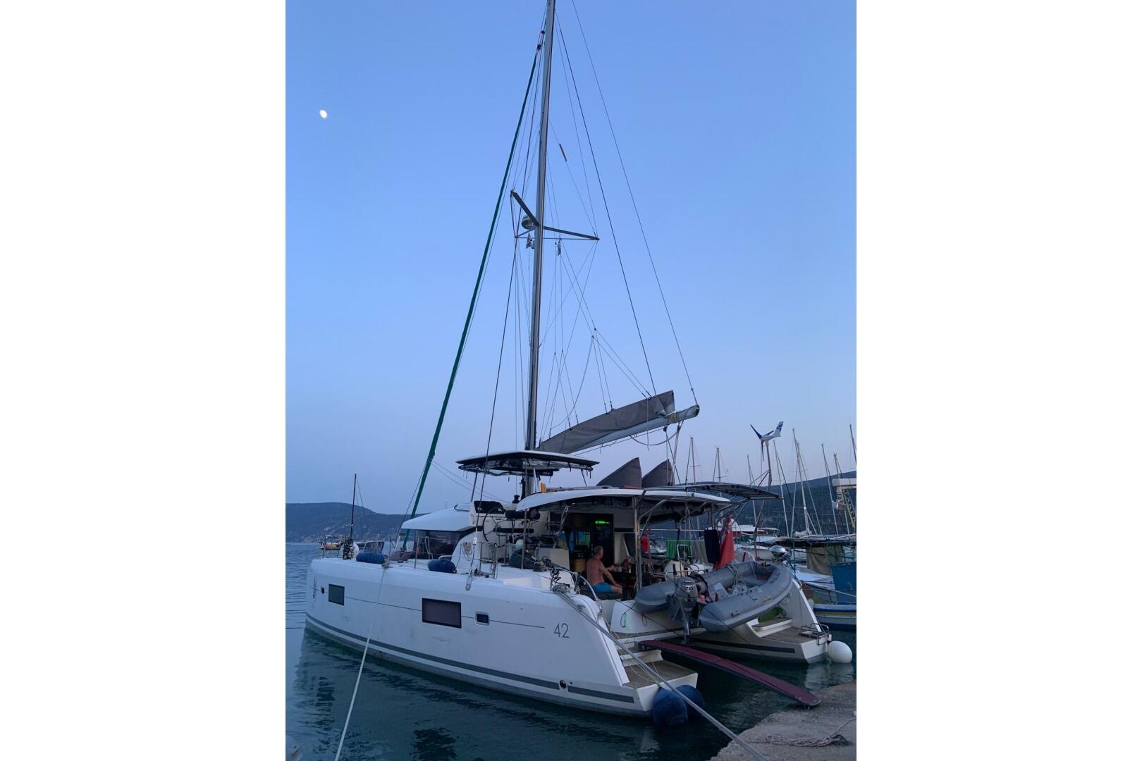42ft Lagoon Yacht For Sale