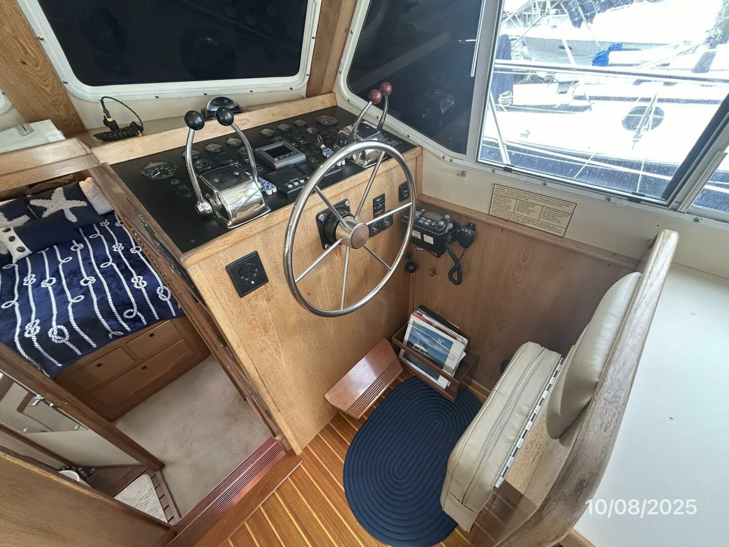 34' Sabreline lower helm1