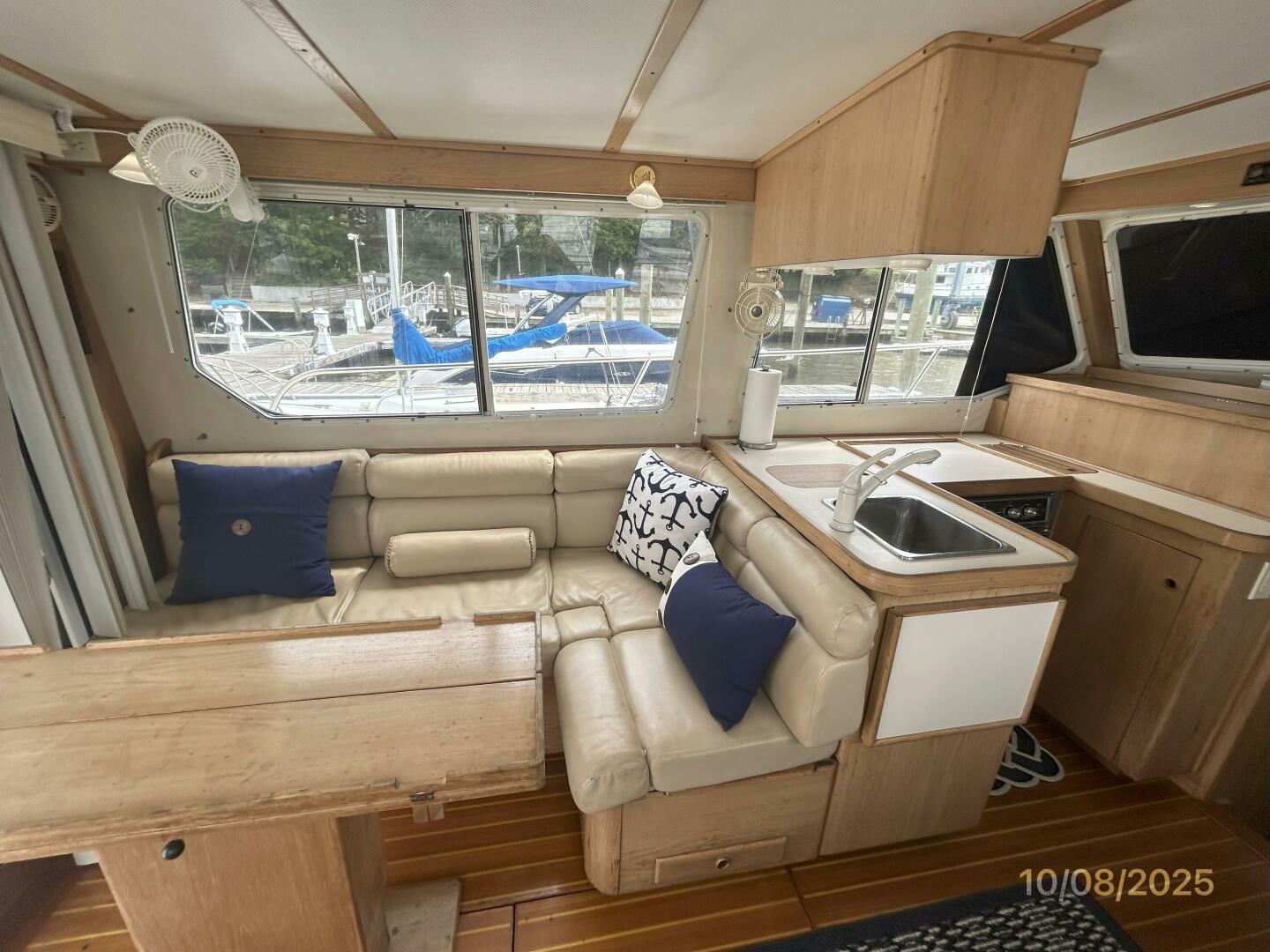 34' Sabreline salon port