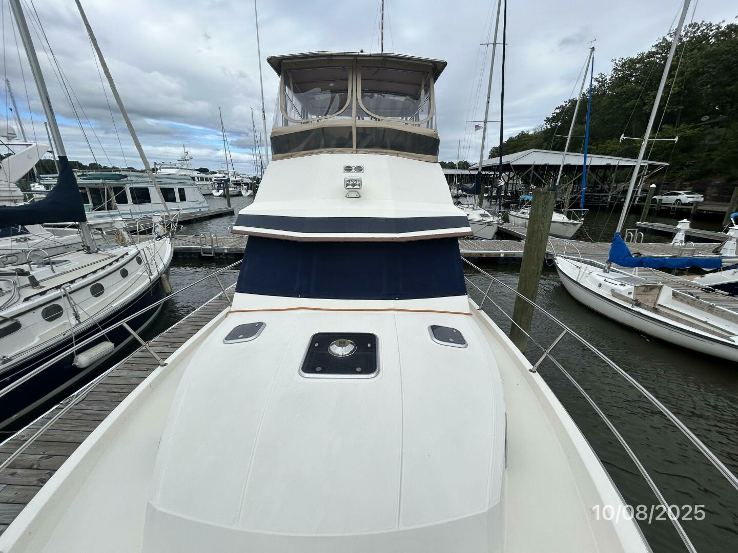 34' Sabreline foredeck aft