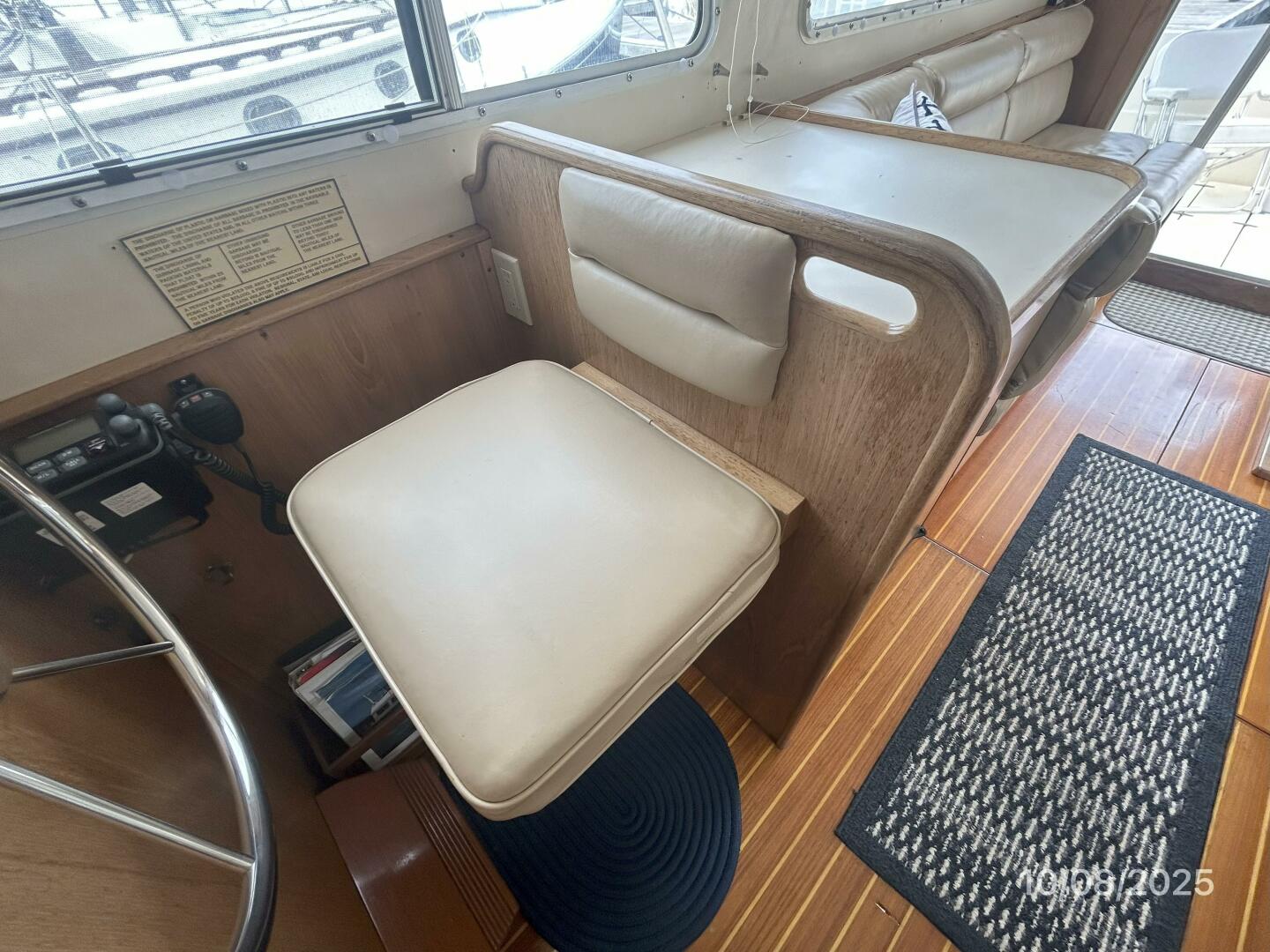 34' Sabreline lower helm helmseat
