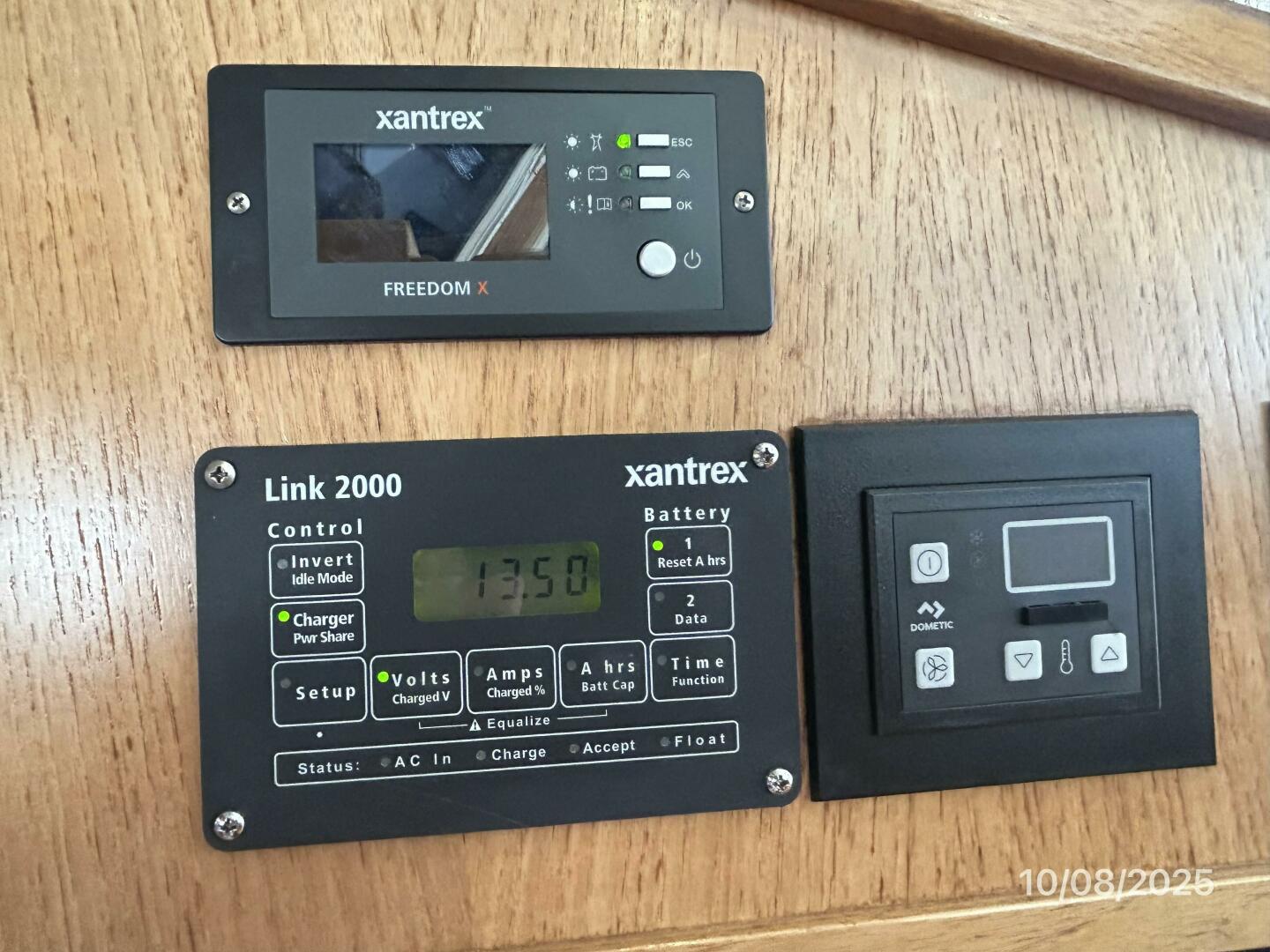 34' Sabreline inverter-battery displays