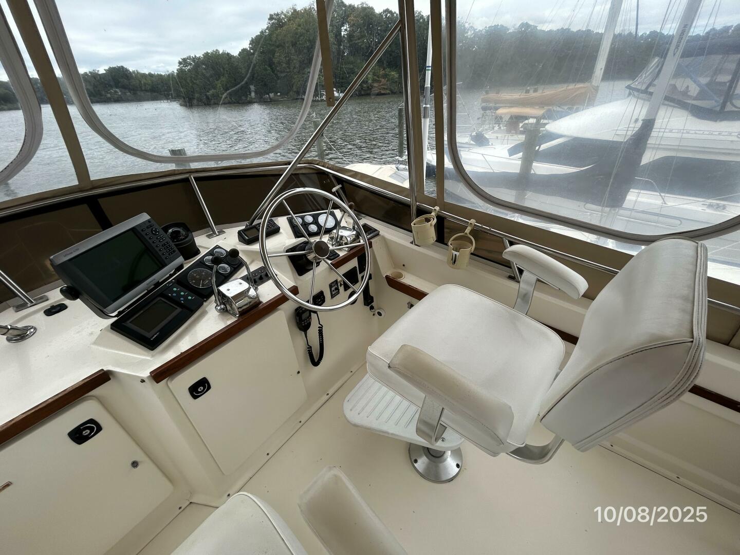 34' Sabreline flybridge helm1