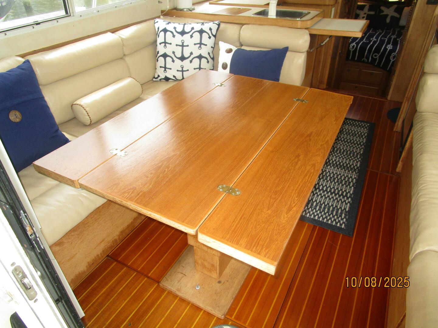34' Sabreline salon table2
