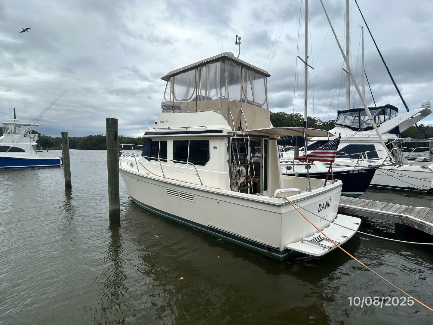 34' Sabreline port aft profile