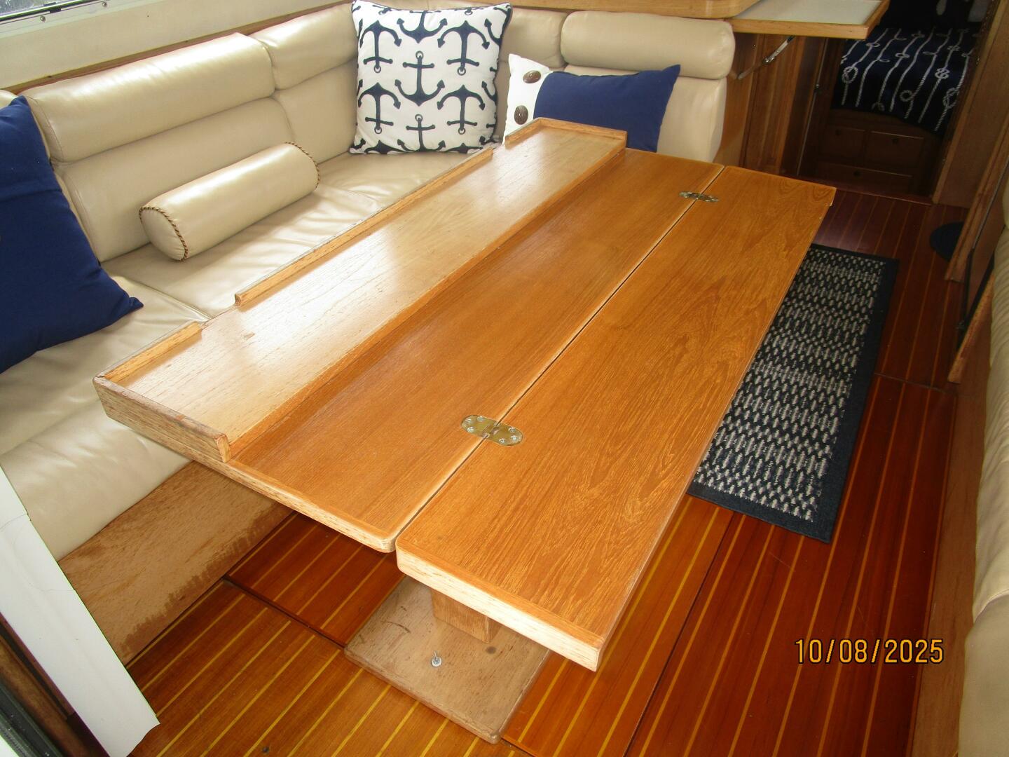 34' Sabreline salon table1