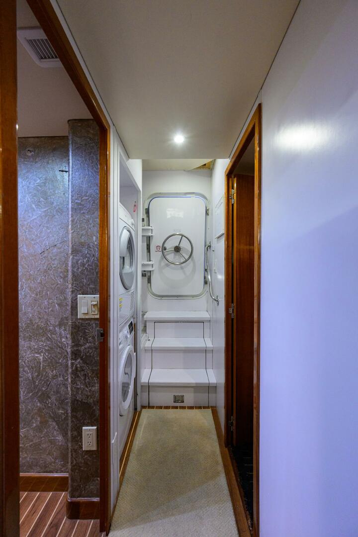 SAPPHIRE 72ft Hatteras Yacht For Sale SAPPHIRE 72ft Hatteras Yacht For Sale