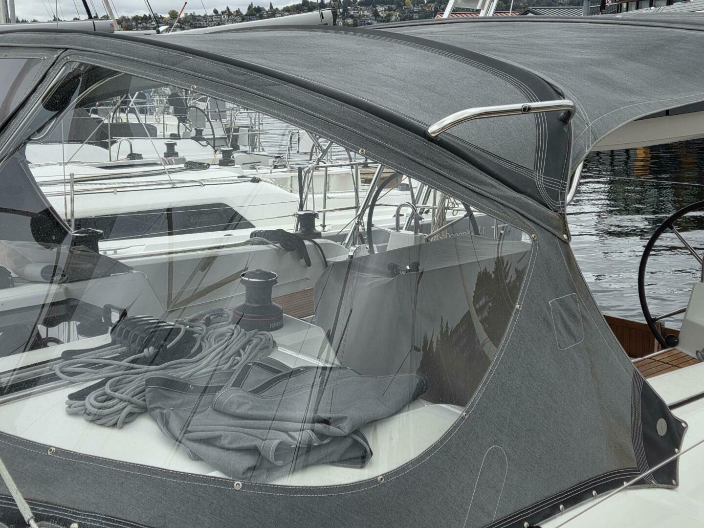 Iverson Dodger, Bimini, Connector