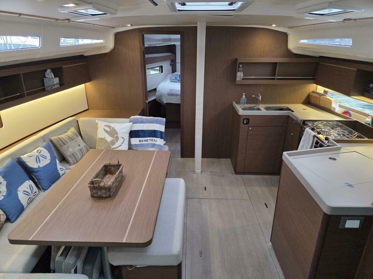 Oceanis 40.1 Salon Looking Fwd